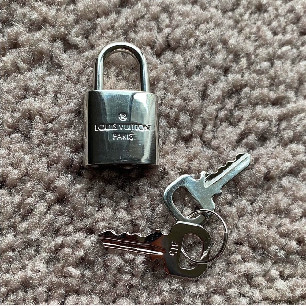Vintage Louis Vuitton Silver Lock and 2 2️⃣ Keys - Picture 3 of 6